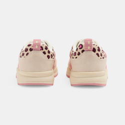 حذاء رياضي مُخصص للجري، به...